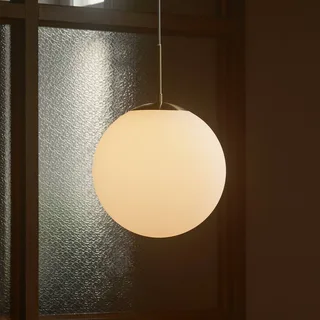 Grant pendellampa i mässing med glaskula Ø 25cm från Nordlux i Vit, Mässing – produktbild 1 av 4