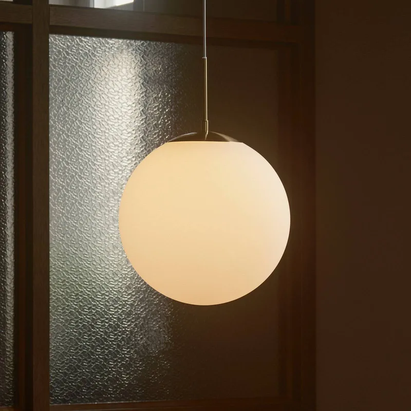 Grant pendellampa i mässing med glaskula Ø 25cm från Nordlux i Vit, Mässing – produktbild 1 av 4