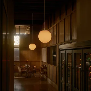 Grant pendellampa i mässing med glaskula Ø 25cm från Nordlux i Vit, Mässing – produktbild 4 av 4