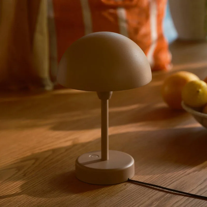 Lampe de table LED à batterie Ellen To-Go, aluminium de Nordlux en Marron – photo produit 1 sur 5