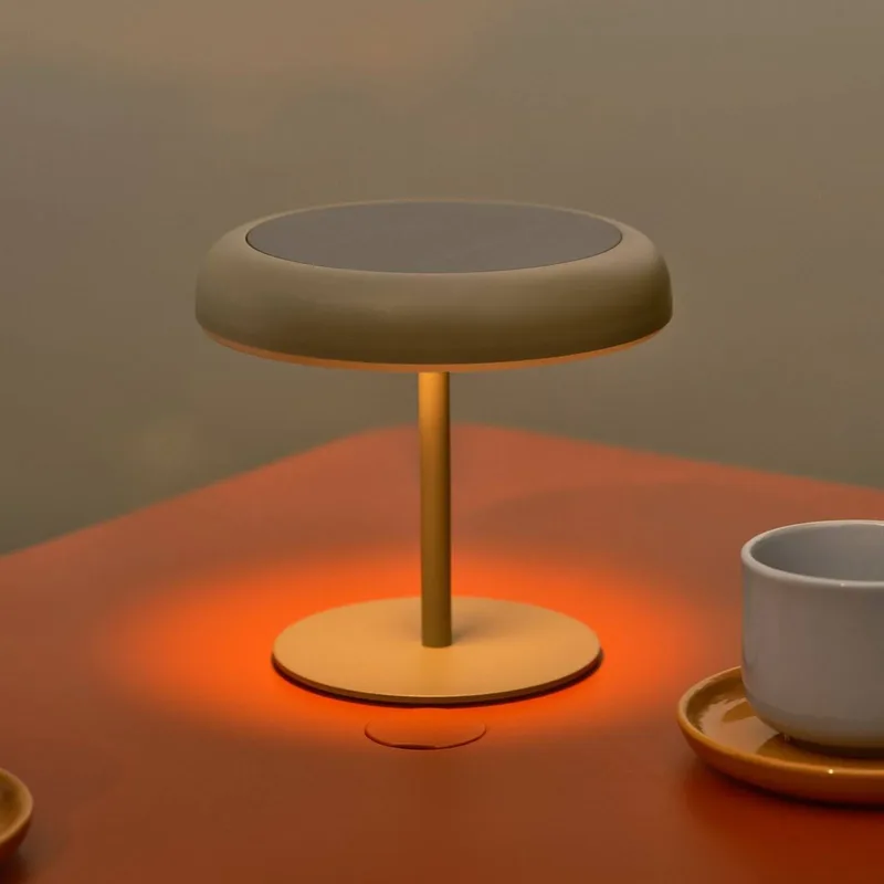 LED bordslampa med solcell och batteri Elmer, metall, IP44 från Nordlux i Grön – produktbild 1 av 5