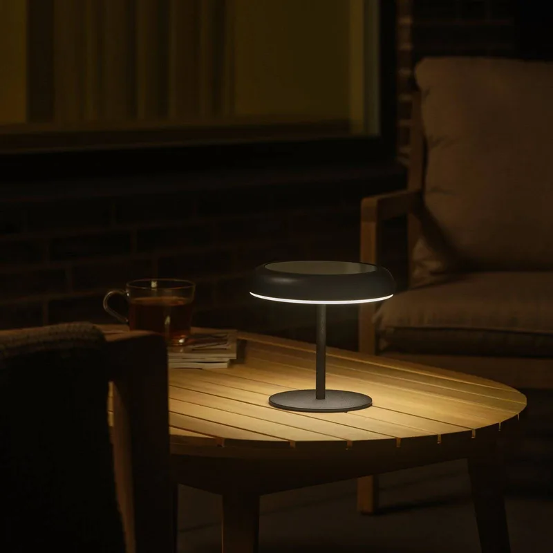 LED bordslampa med solcell och batteri Elmer, metall, IP44 från Nordlux i Svart – produktbild 3 av 5