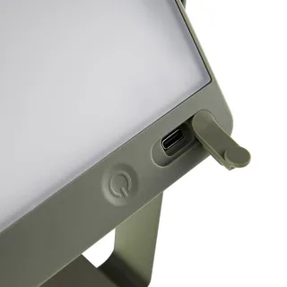 LED bordslampa Saulio, olivgrön, IP44, aluminium, USB, batteri från Nordlux i Olijfgroen, Wit gesatineerd – produktbild 3 av 4