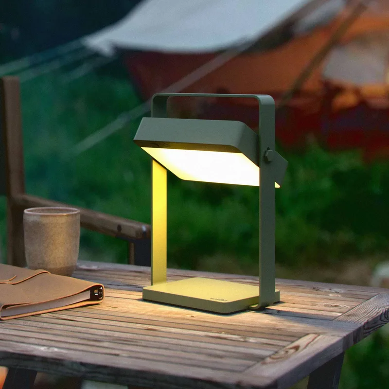 LED bordslampa Saulio, olivgrön, IP44, aluminium, USB, batteri från Nordlux i Olijfgroen, Wit gesatineerd – produktbild 1 av 4