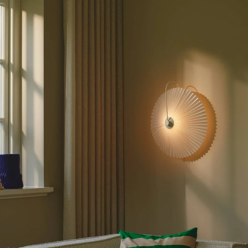 Nadia-wandlamp-geplisseerde kap-E27-wit fra Nordlux i Hvid – produktbillede 2 af 4