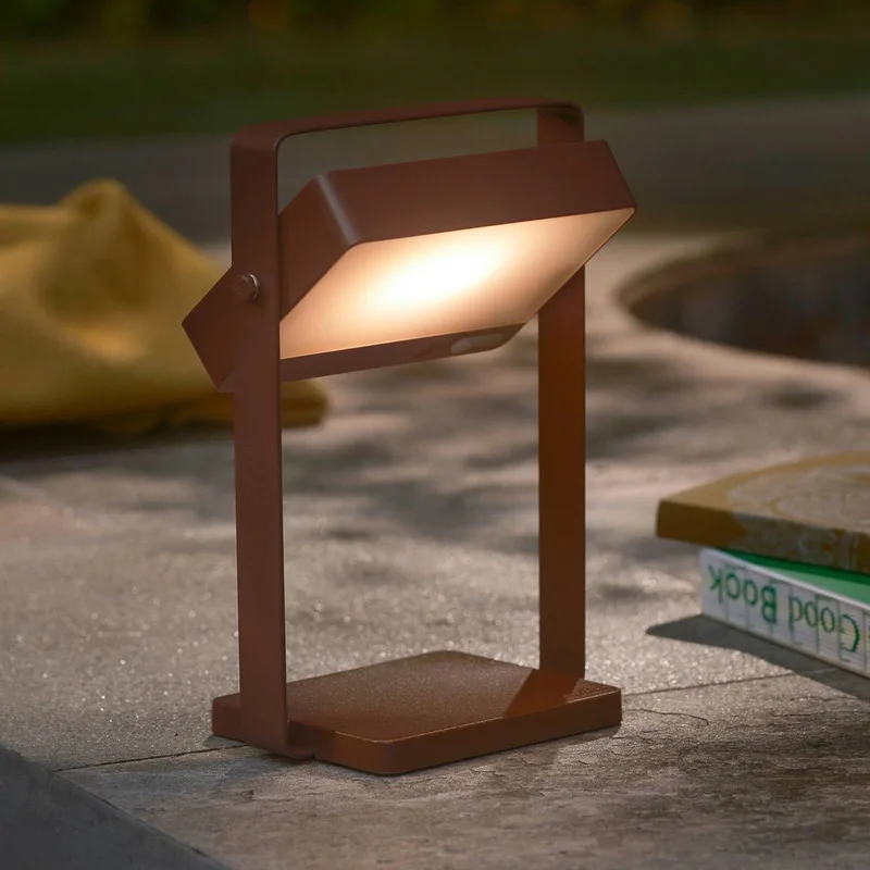 Saulio LED tafellamp op zonne-energie, IP44, aluminium, USB, accu de Nordlux en Marron – photo produit 1 sur 5