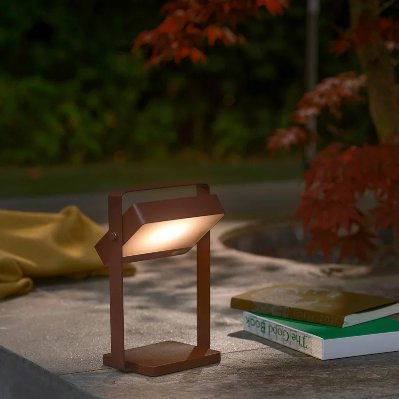 Saulio LED tafellamp op zonne-energie, IP44, aluminium, USB, accu de Nordlux en Marron – photo produit 2 sur 5