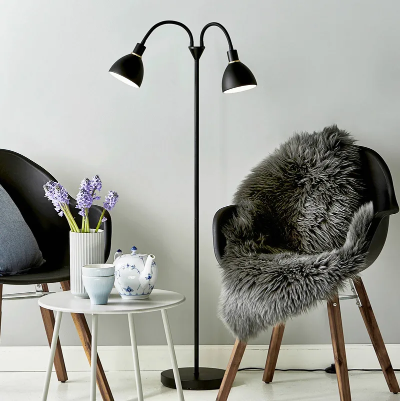 Gulvlampe Ray af sort metal med 2 lyskilder fra Nordlux i Sort – produktbillede 1 af 2