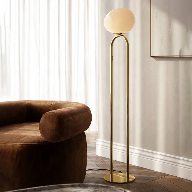 Shapes gulvlampe med glasskærm, hvid/messing fra Nordlux i Hvid, Messing, Sort – produktbillede 1 af 2