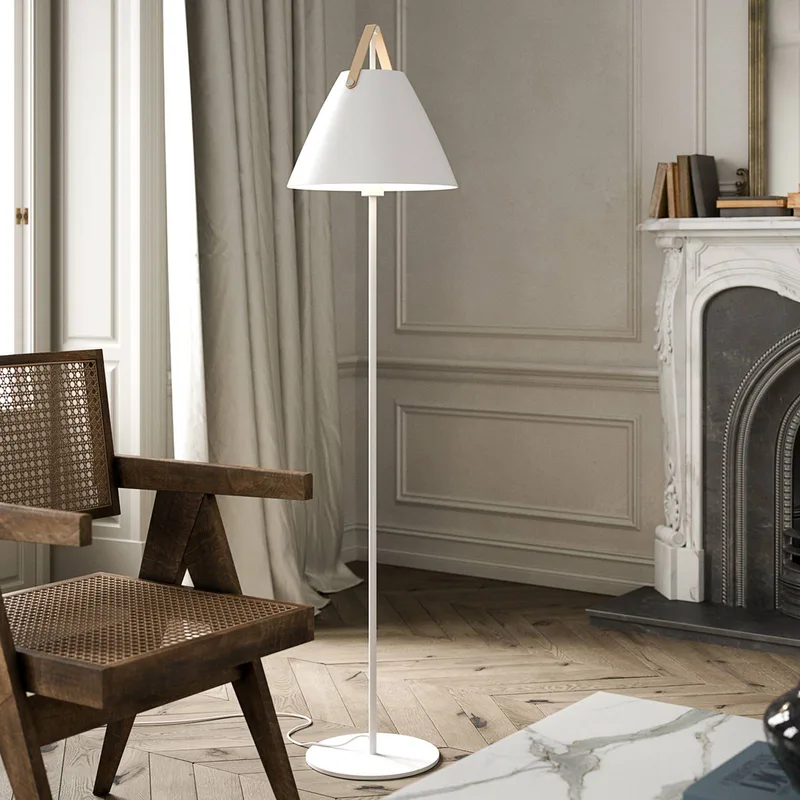 Vloerlamp Strap van metaal met leren band från Nordlux i Vit – produktbild 1 av 5