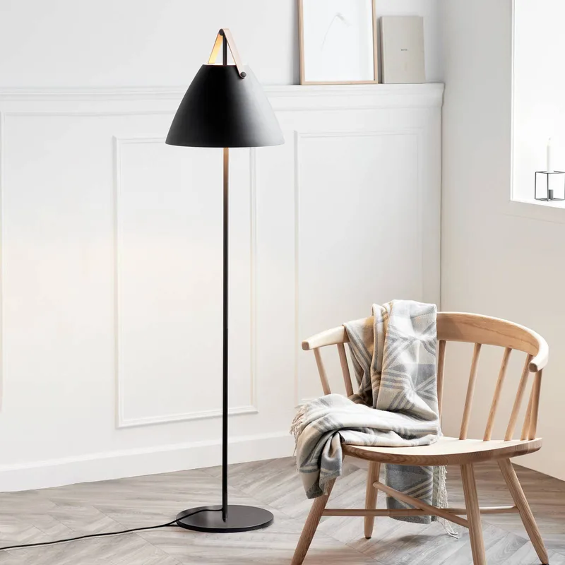 Vloerlamp Strap van metaal met leren band från Nordlux i Svart – produktbild 2 av 4