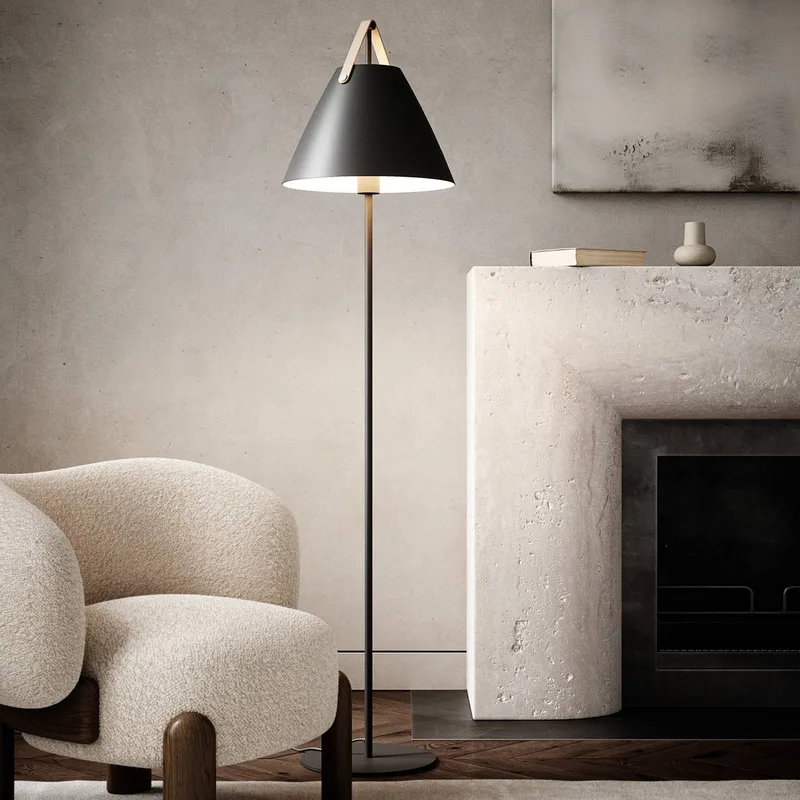 Vloerlamp Strap van metaal met leren band från Nordlux i Svart – produktbild 1 av 4