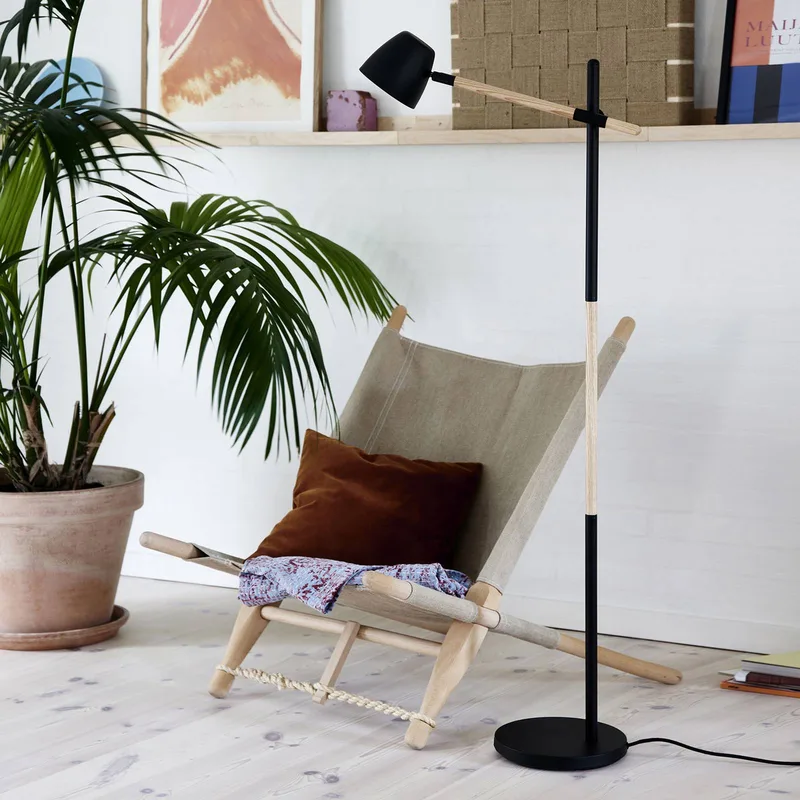 Vloerlamp Theo, van essenhout de Nordlux en Noir, Licht hout – photo produit 1 sur 2