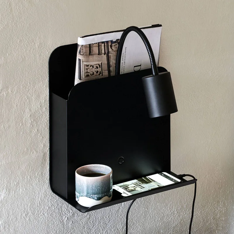 Vägglampa Roomi med hylla och USB från Nordlux i Svart – produktbild 1 av 4