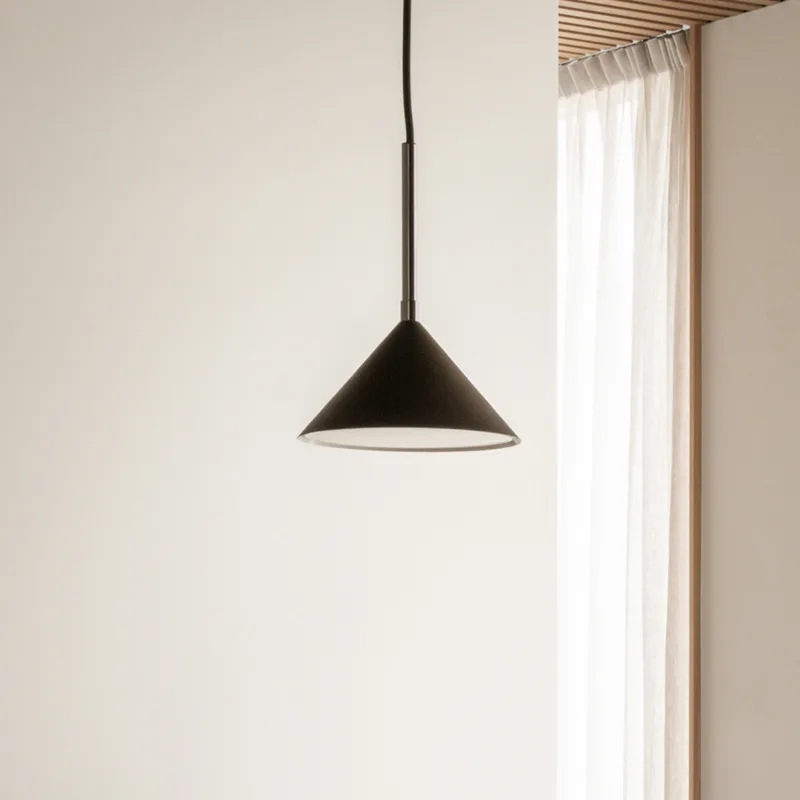 Kuro Pendelleuchte Black, Ø17 x 9 cm von Watt & Veke – Produktfoto