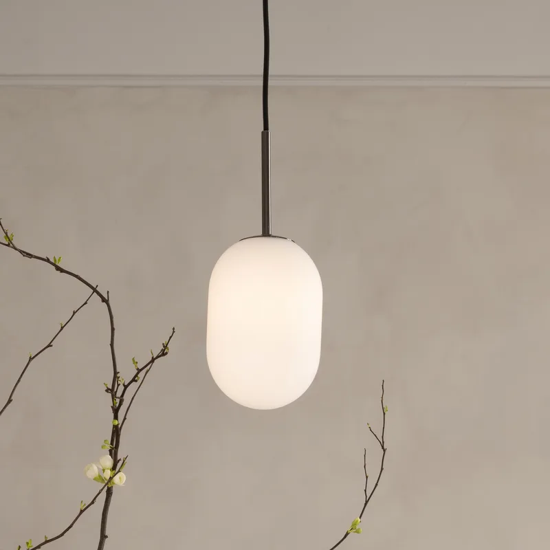 Noor hanglamp, Ø 12 cm, opaal/zwart, glas från Watt & Veke – produktbild