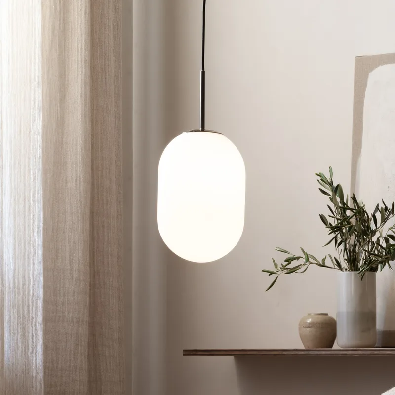 Noor hanglamp, Ø 18 cm, opaal/zwart, glas från Watt & Veke – produktbild