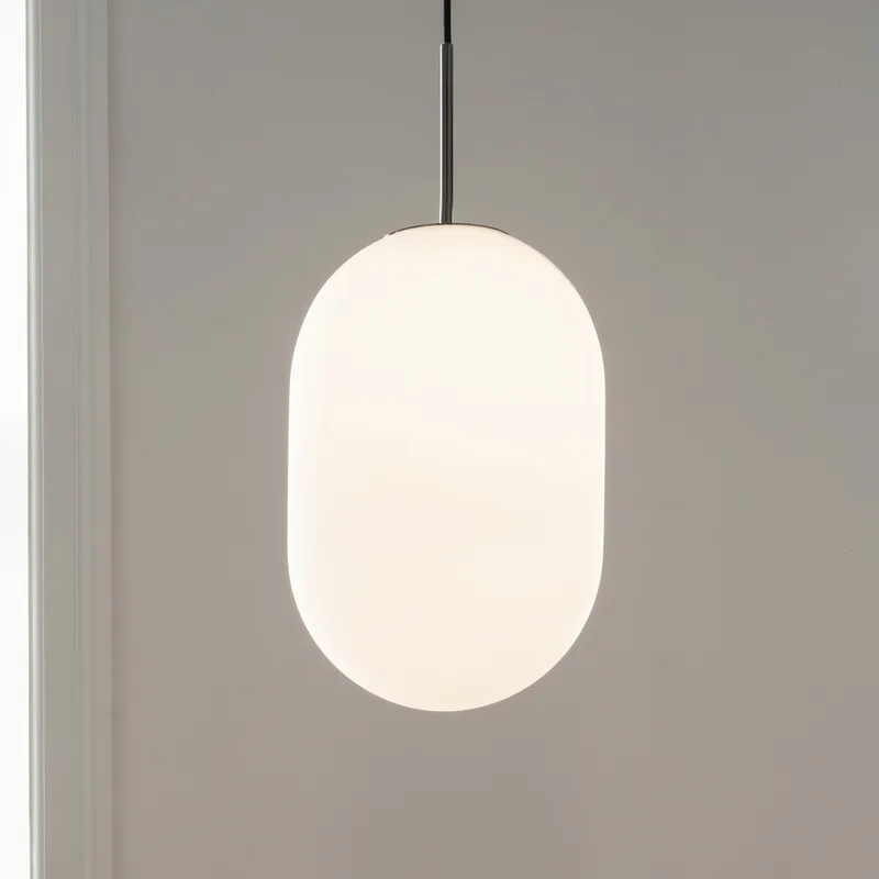 Noor hanglamp, Ø 24 cm, opaal/zwart, glas från Watt & Veke – produktbild
